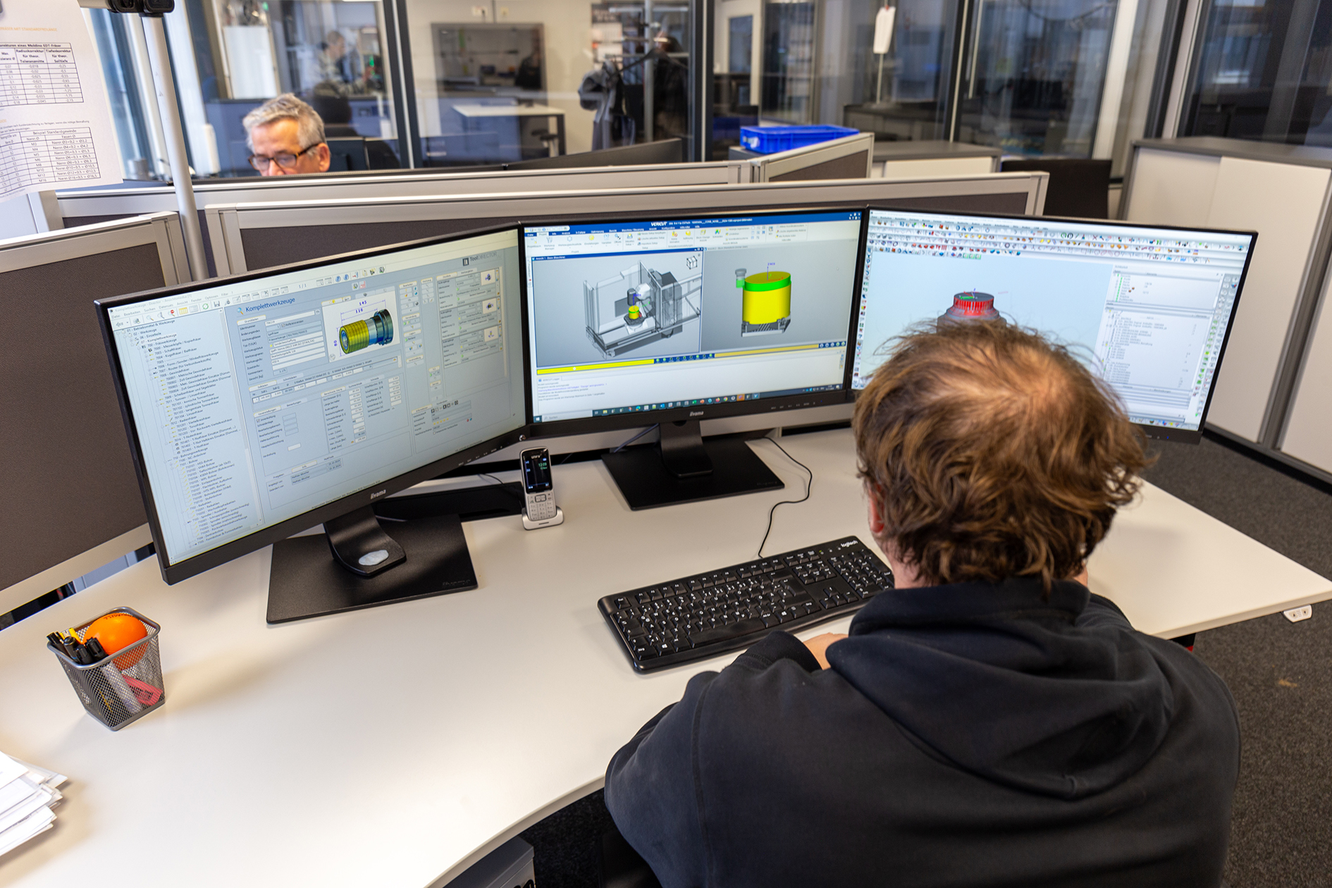 Die technische Arbeitsvorbereitung programmiert mit den drei CAM-Systemen hyperMill, Mastercam und TopSolid. Die individuellen Werkzeugdaten erhalten sie mittels TCI-Technologie über ToolDirector VM. Foto: Coscom
