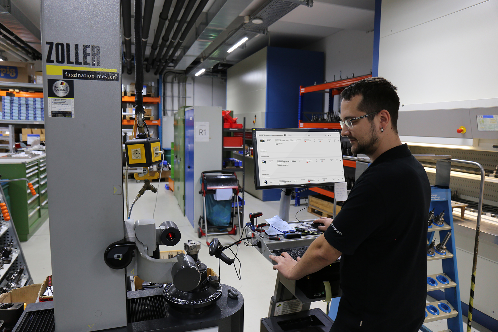 Das Zoller-Werkzeugvoreinstellgerät ist zum Ist-Datenabgleich mit den NC-Maschinen prozesssicher in das ECO-System integriert. 13.200 Zusammenbauvarianten (Komplettwerkzeuge) von 9.000 Werkzeugeinzelkomponenten hat der Betrieb über den ToolDirector bereits im Zugriff. Foto: Coscom